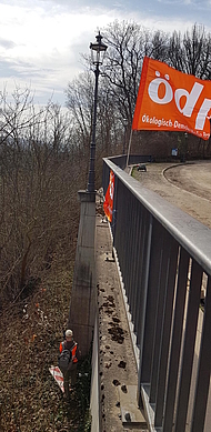 Auch Verkehrszeichen lagen herum