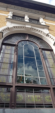 Villa Helene: buntes Rundbogenfenster im Treppenhaus